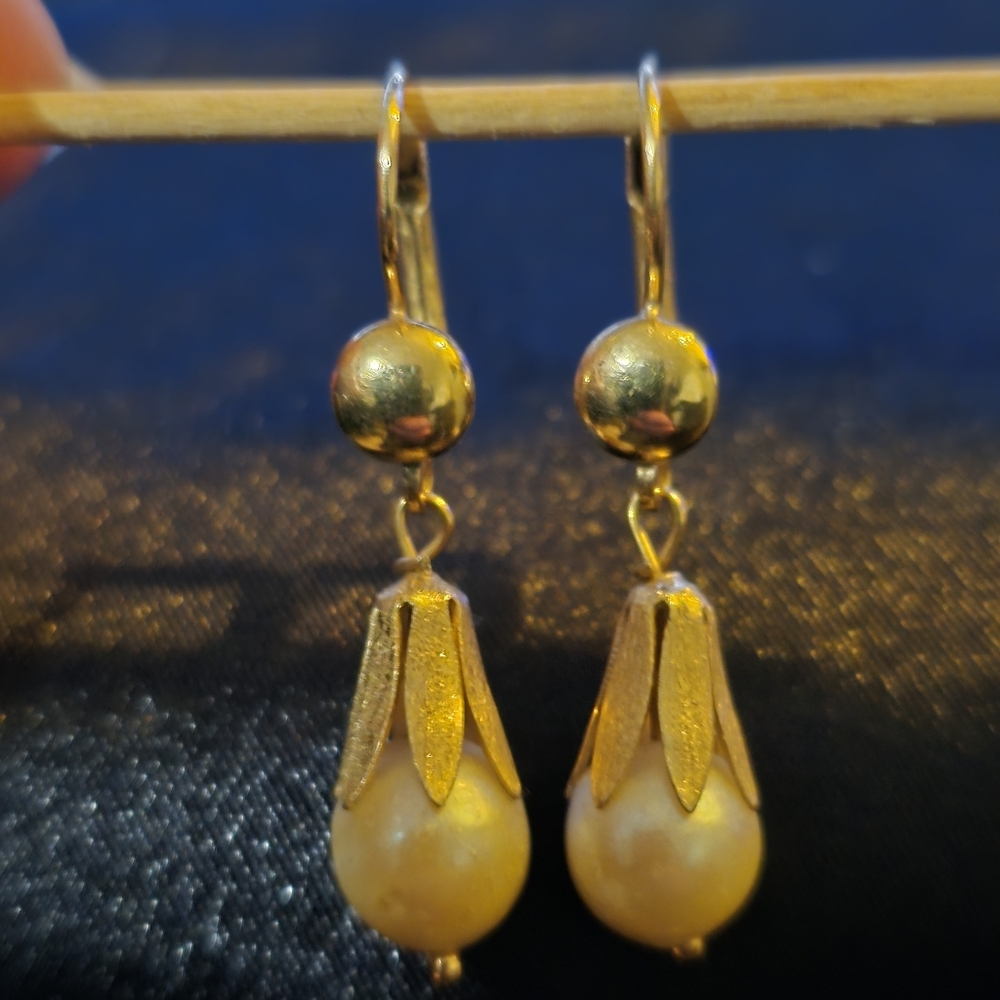 Vintage 18k Gold Lever Back Pearl Drop Earrings